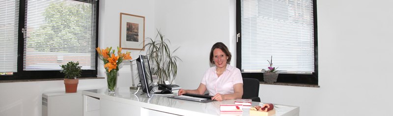 Sprechzimmer mit Schreibtisch